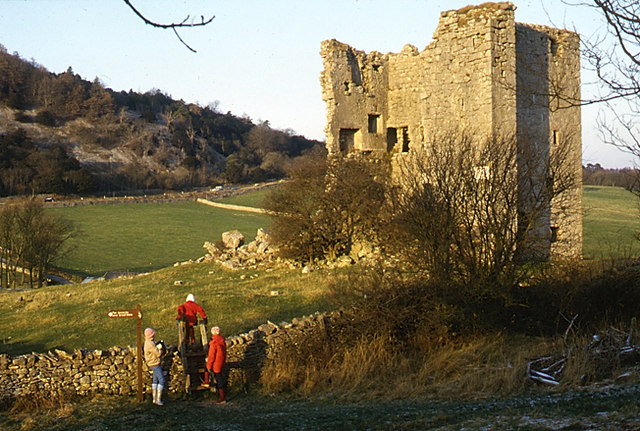 The ruins can be safely enjoyed from distance – Author: Tom Richardson – CC BY-SA 2.0