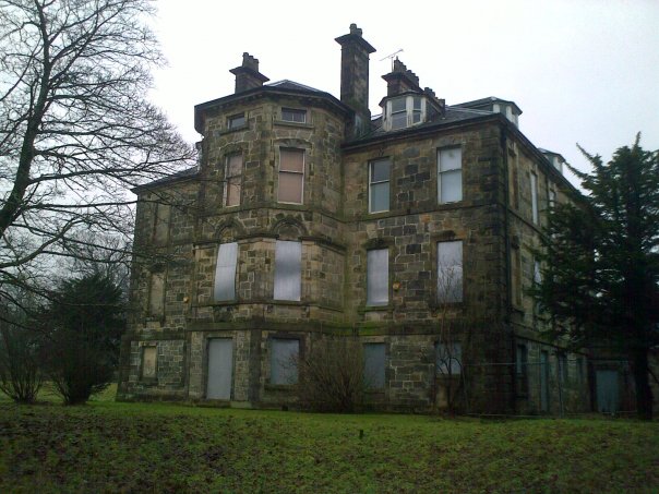 Cumbernauld House, garden, rear entrance – Author: Robert McAllen CC BY-SA 3.0