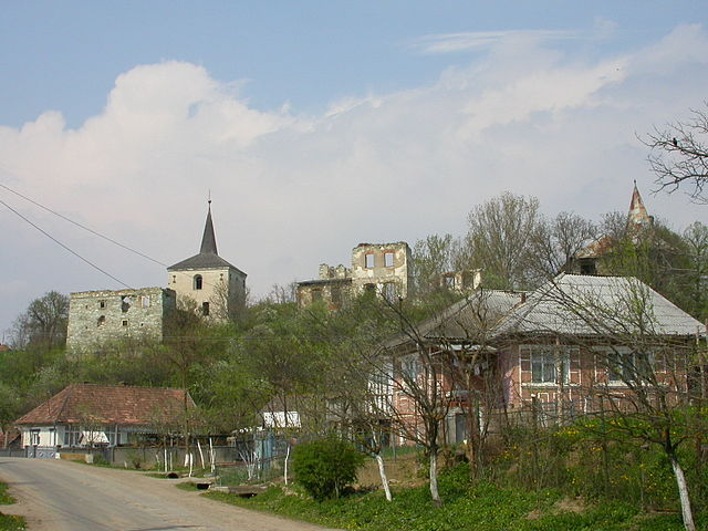 The castle above the village. Author: Andrei kokelburg - CC BY-SA 3.0