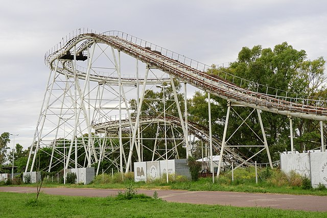 Vertigorama ride in Sector Future, Parque de la Ciudad – Author: Fernando.gabriel.rey – CC BY-SA 4.0