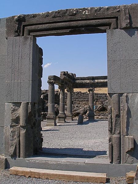 A stone entrance. Author: Seetheholyland.net – CC BY-SA 2.0