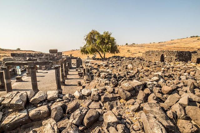 Destroyed by an earthquake. Author: Liorca – CC BY-SA 4.0