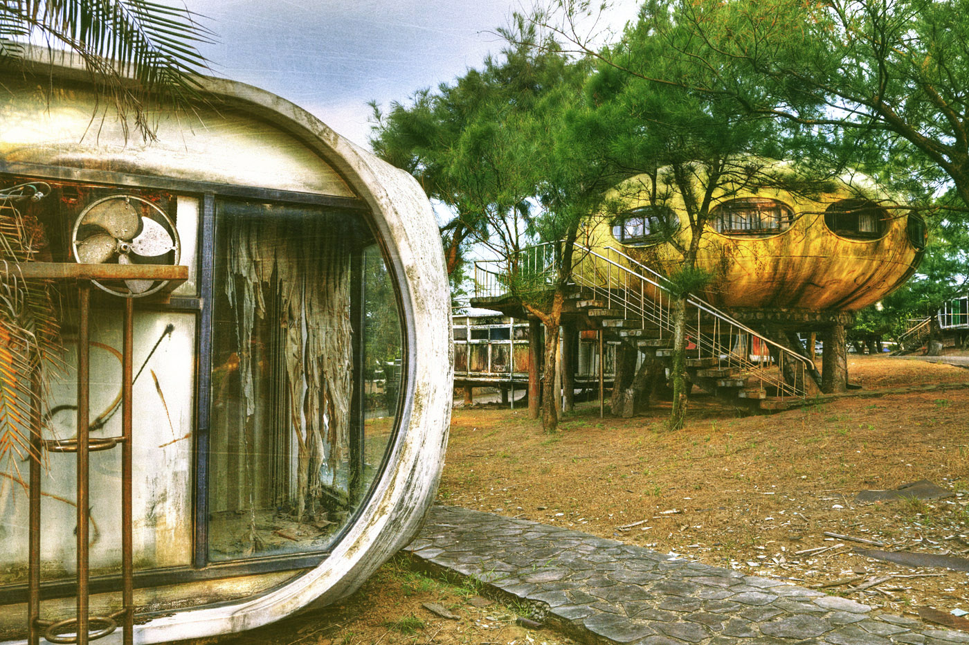 The corner of Venturo design building and Futuro house. Author: Philipp Chistyakov Photography