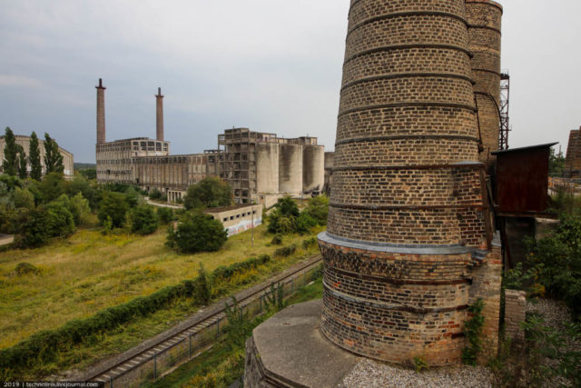 Constructions at the abandoned factory. Author: Technolirik | technolirik.livejournal.com