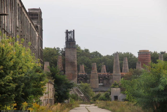 In the background rises the battery of shaft furnaces, built in 1877. Author: Technolirik | technolirik.livejournal.com