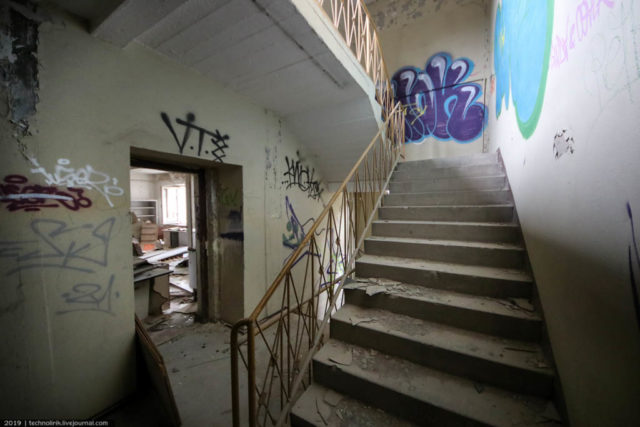 Staircase in an office building with a laboratory. Author: Technolirik | technolirik.livejournal.com