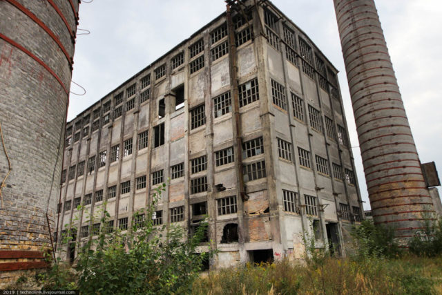 The tallest and most picturesque workshop of the plant, built in 1941 and located between two huge pipes. Author: Technolirik | technolirik.livejournal.com