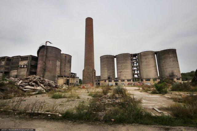 Among the factory buildings there are many cylindrical concrete structures, seven floors high. Author: Technolirik | technolirik.livejournal.com