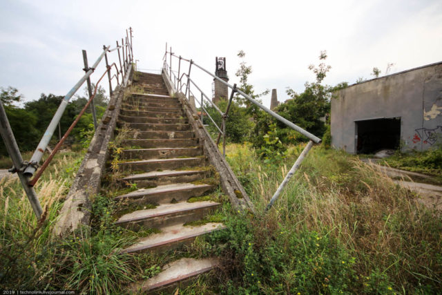 Stairway to the bridge crossing the railway line separating the abandoned chemical plant from the museum park. Author: Technolirik | technolirik.livejournal.com