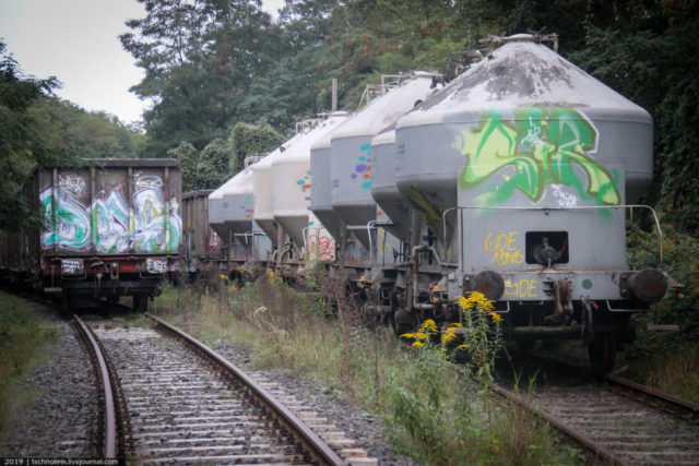 Near the plant are freight cars (left) and cars for the transport of bulk rocks and materials (right). Author: Technolirik | technolirik.livejournal.com