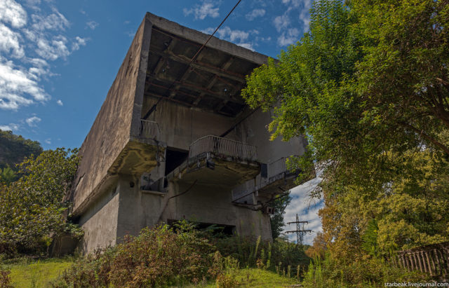 The station which engaged in the delivery of people in the central part of the ghost town. Author: Alexey Semochkin | Instagram @strbeak