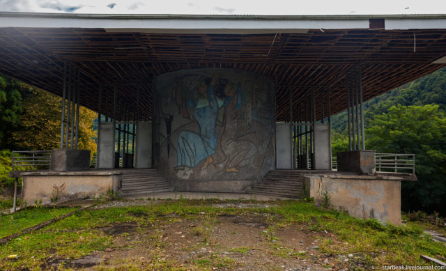 Abandoned cafe “Lashkindar.” Author: Alexey Semochkin | Instagram @strbeak