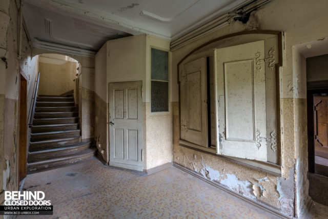 Lobby’s staircase. Author: Behind Closed Doors | www.bcd-urbex.com