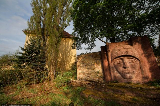 Monument of the soldier’s face. Author: Technolirik | Livejournal @technolirik