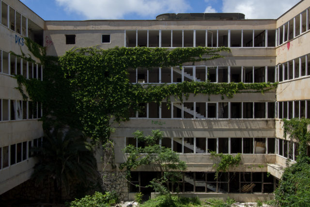 Inner yard of the Hotel Pelegrin. Author: Nathan Davis | Instagram @1nkd