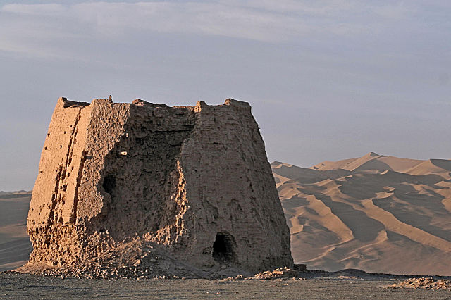 The ruins of the ancient Chinese Dunhuang watchtower from the Han Dynasty (202 BC-220 AD)  in Dunhuang, Gansu Province, China - Author: The Real Bear - CC BY 2.0