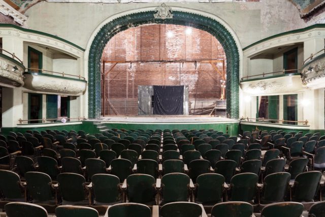 The light on the abandoned stage. Author: Matt Lambros | afterthefinalcurtain.net