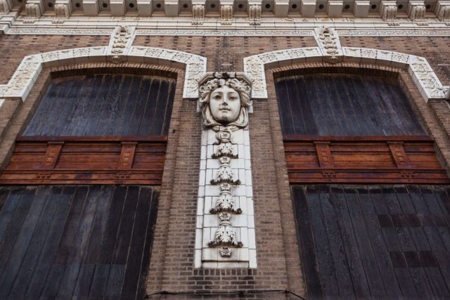 The face along the facade. Author: Matt Lambros | afterthefinalcurtain.net