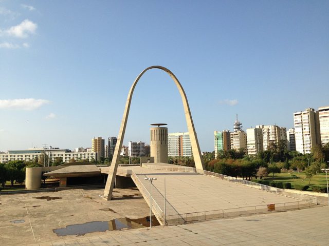 The boomerang-shaped gateway arch. Author: RomanDeckert – CC BY-SA 4.0