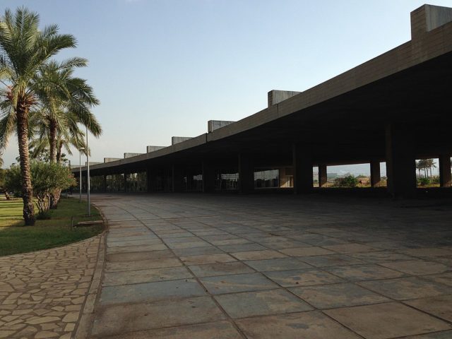 The boomerang-shaped Main Exhibition Space. Author: RomanDeckert – CC BY-SA 4.0