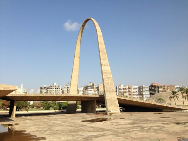 The boomerang-shaped gateway arch. Author: RomanDeckert – CC BY-SA 4.0