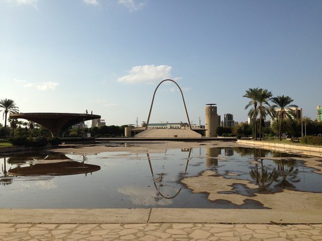 The boomerang-shaped gateway arch. Author: RomanDeckert – CC BY-SA 4.0