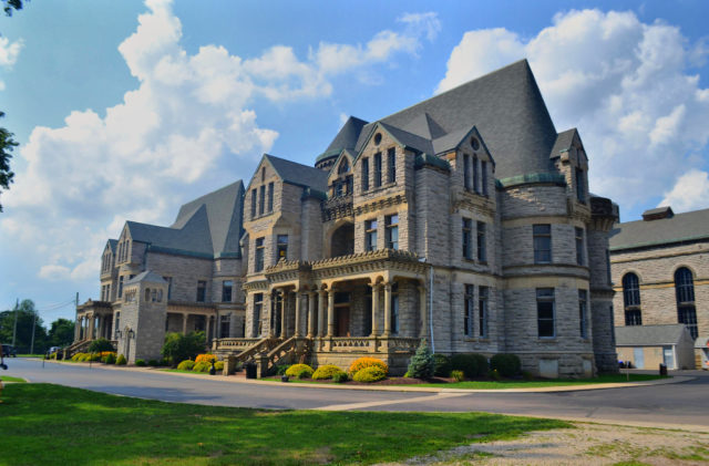 The administration offices in front. Author: Mike | Flickr CC BY-ND 2.0