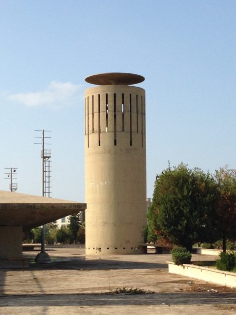 The cylinder-shaped tower as a restaurant. Author: RomanDeckert – CC BY-SA 4.0