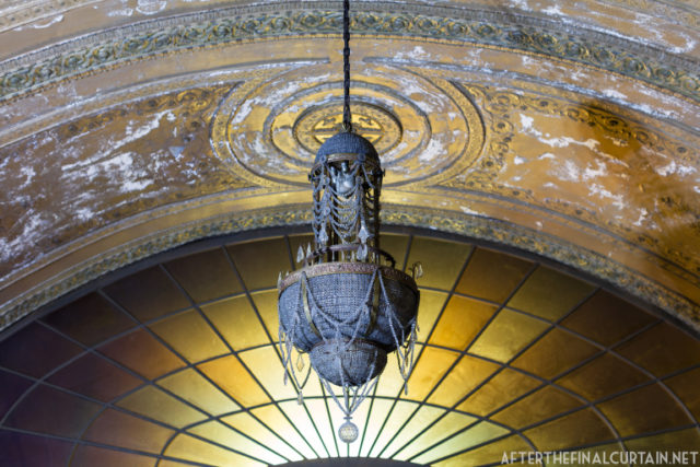 The original chandelier hangs in the entryway to the theatre. Author: Matt Lambros | afterthefinalcurtain.net