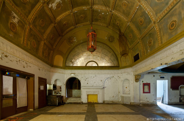 The lobby of the theater. Author: Matt Lambros | afterthefinalcurtain.net