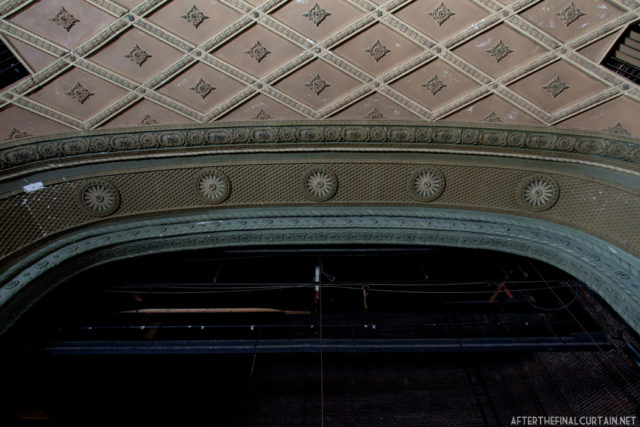 The theater’s proscenium arch. Author: Matt Lambros | afterthefinalcurtain.net