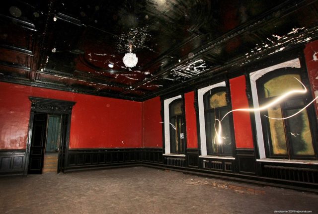 “Red” room with an oak ceiling and elements of carved wooden decor. Author: Alexey Grachev | LiveJournal @alexdoomer2009