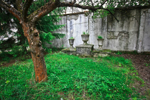 Three decorative vases on a pedestal as a monument. Author: Alexey Grachev | LiveJournal @alexdoomer2009