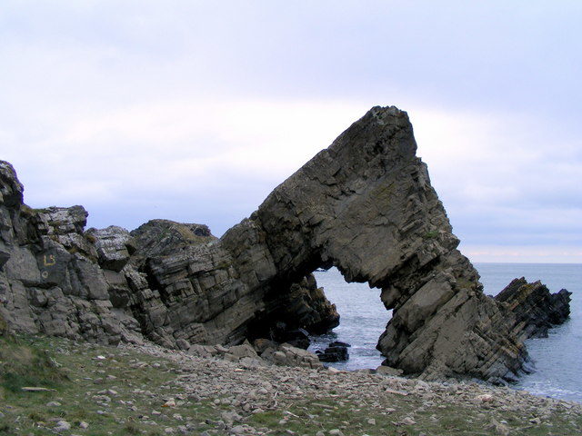 Rocks by Tarlair Swimming Pool. Author: Ann Harrison | CC BY-SA 2.0