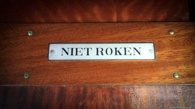 No smoking sign in Dutch. Author: Alexey Grachev | LiveJournal @alexdoomer2009