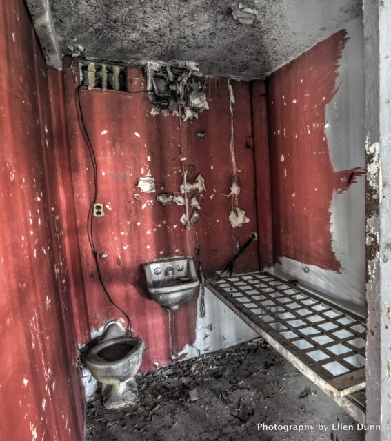 Inside of the red prison cell. Author: Ellen Dunn Photography – Flickr @ellendunn