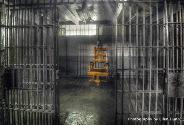 Electric chair. Author: Ellen Dunn Photography – Flickr @ellendunn