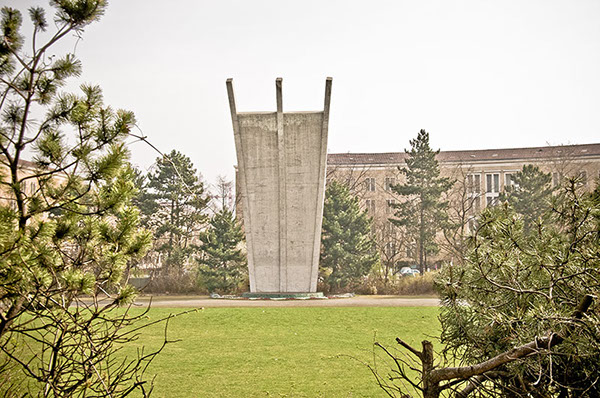 Berlin Airlift Memorial on Platz der Luftbrücke in front of the airport. Author: Danatur – www.danatur.de
