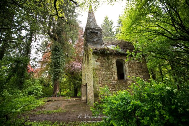 Chapel near the castle. Author: Marakhovets Alexey – Instagram @alexio.marziano