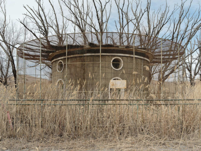 The bird enclosure at the local zoo. Author: Li Yang – liyangphoto.com