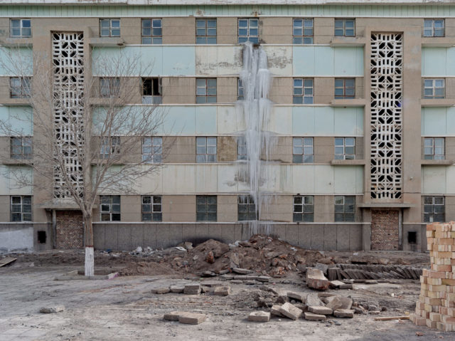 Abandoned apartment building. Author: Li Yang – liyangphoto.com