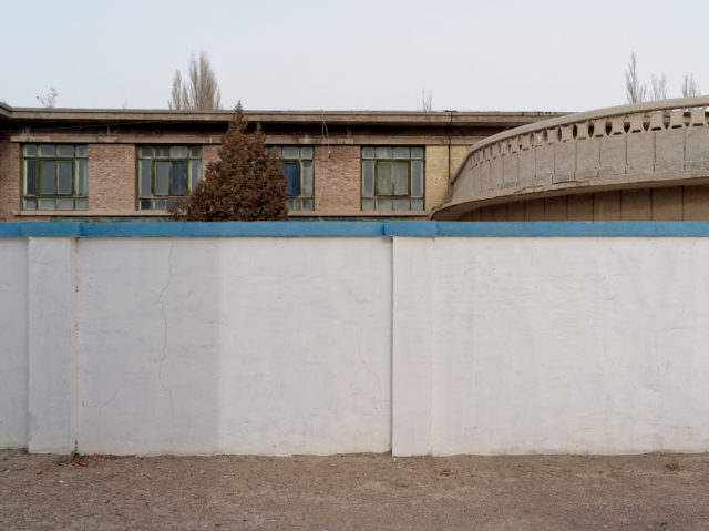 One of the two kindergartens in the city, with a tall security wall around it. Author: Li Yang – liyangphoto.com