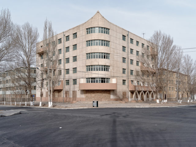 An abandoned office building. Author: Li Yang – liyangphoto.com