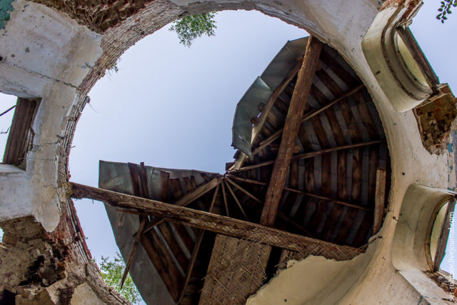 The remains of the dome as seen from inside the round hall. Author: Sergey Rubtsov – LiveJournal @ser-rubtsov