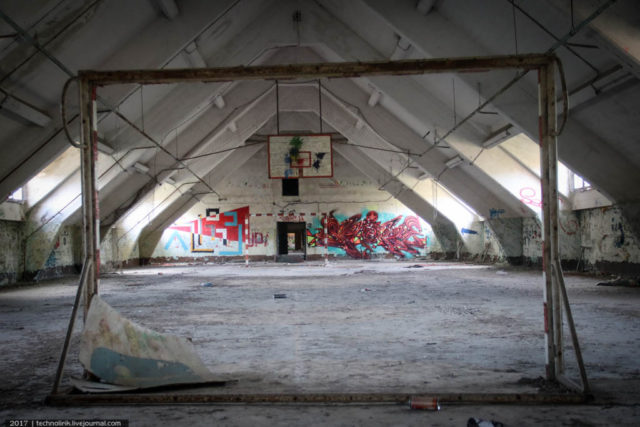 Converted attic showing sports equipment, including a basketball hoop. Author: Alex Technolirik – LiveJournal @technolirik