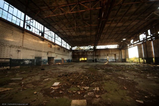 Inside one of the aircraft hangars. Author: Alex Technolirik – LiveJournal @technolirik