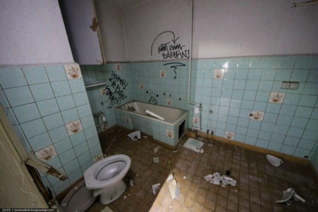 One of the dormitory bathrooms. By Alex Technolirik – LiveJournal @technolirik