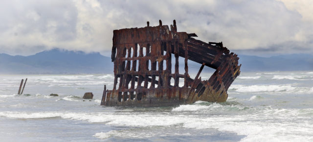 The wrecked ship near Fort Stevens. Author: Matt & Tofu (Jennifer) Straite