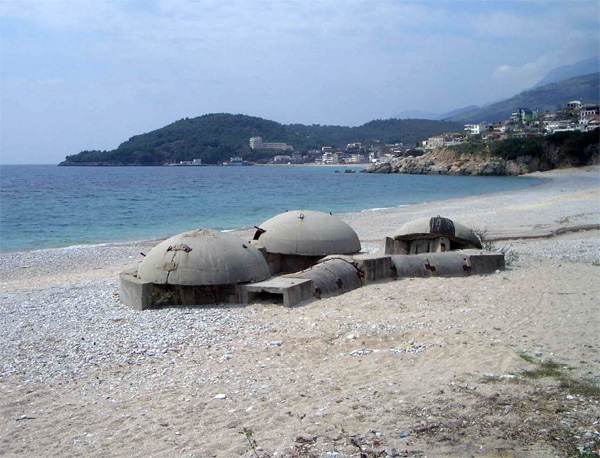 A “triple series” of linked Qendra Zjarri bunkers on an Albanian beach. By Elian Stefa, Gyler Mydyti – Concrete Mushrooms Project, CC BY-SA 3.0