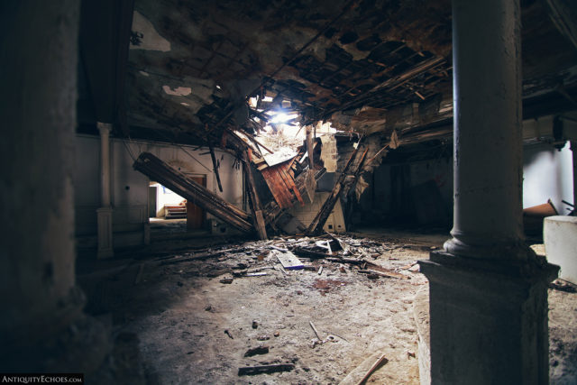 Room in which the roof has collapsed, letting in sunlight
